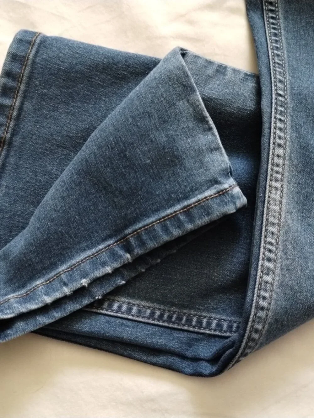 FREE PEOPLE Medium-Light Wash Lightly DISTRESSED Crop Jeans Sz W28 (24.5 Inseam)